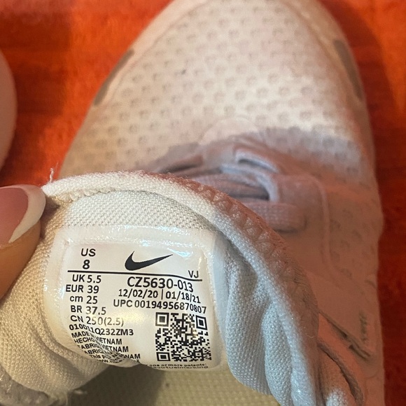 Nike Women's Cream Athletic Shoes - Picture 7 of 7